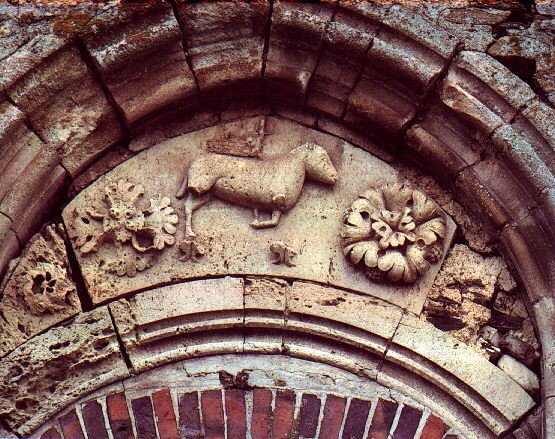 le tympan d'une des portes de la chapelle